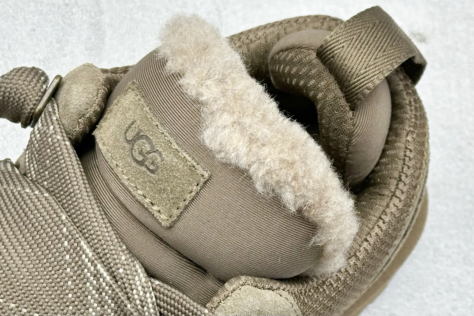 🐲💰 560 Support store UGG sheepskin all-in-one snow boots Mel style upper design, recycled ballistic canvas mesh, high-quality suede upper, two-color flat shoelaces. The inner material of the shoe is made of Longfeng sheep fur. Furry lining keeps warm and locks in heat. The sole material is a comfortable Treadlite by UGG EVA light wing outsole. Item number: 1144032 Size: 35-45